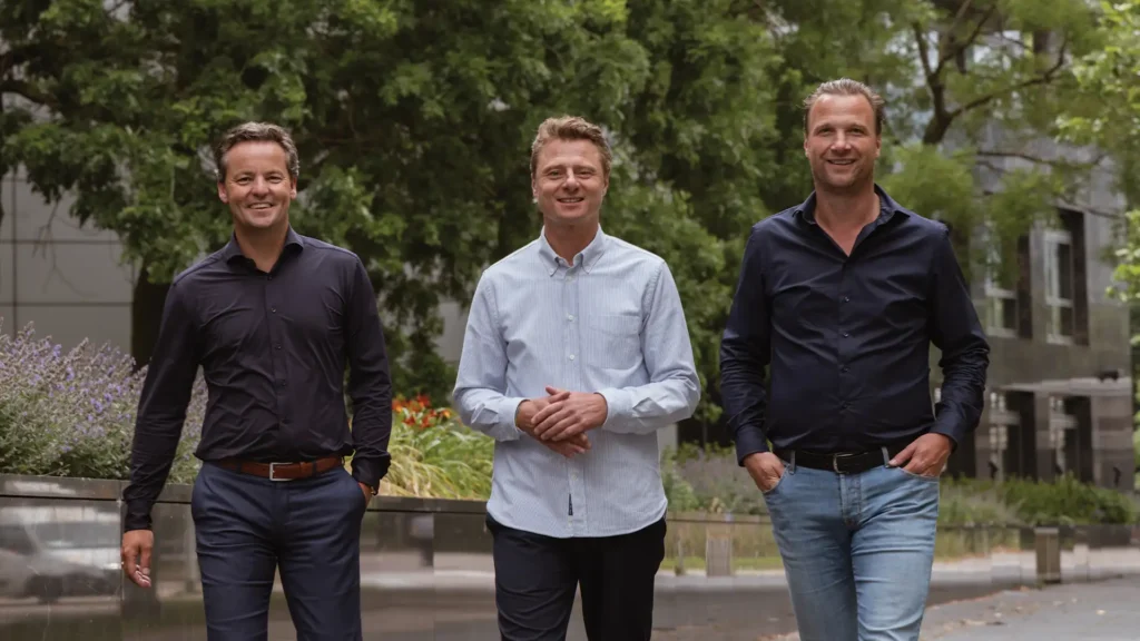 Fotobijschrift: Van links naar rechts Bob Jacobs en Cas de Haan, mede-initiatiefnemers en Bestuursleden OMDUS, en Michel Hilligehekken, Algemeen Directeur United Legendz.